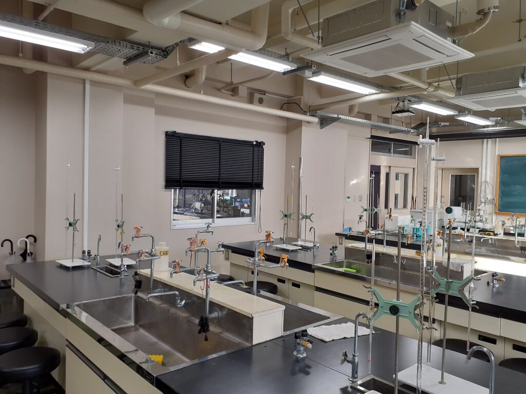 某学校実験室改修工事